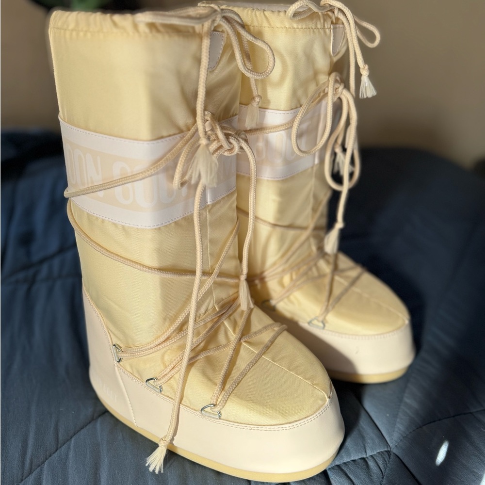 Moon Boots 🌙